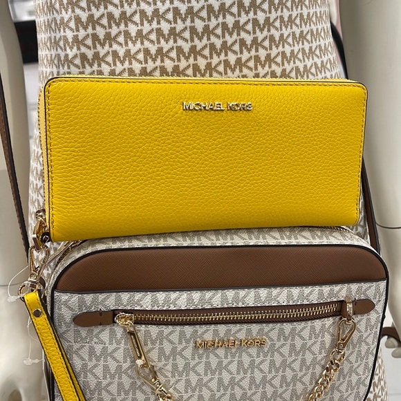 Michael Kors Jet Set Travel Large Travel CONTINENTAL 
BUTTER NWT - Picture 11 of 16